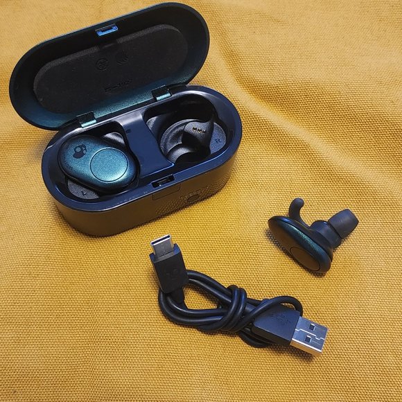 Skull Candy Headphones - Picture 2 of 2